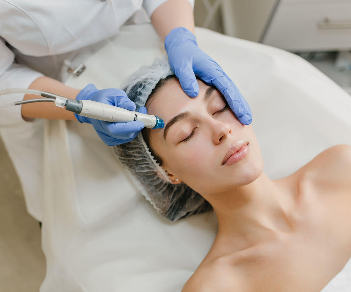 ¿Puedo lograr un abdomen plano con cirugía?